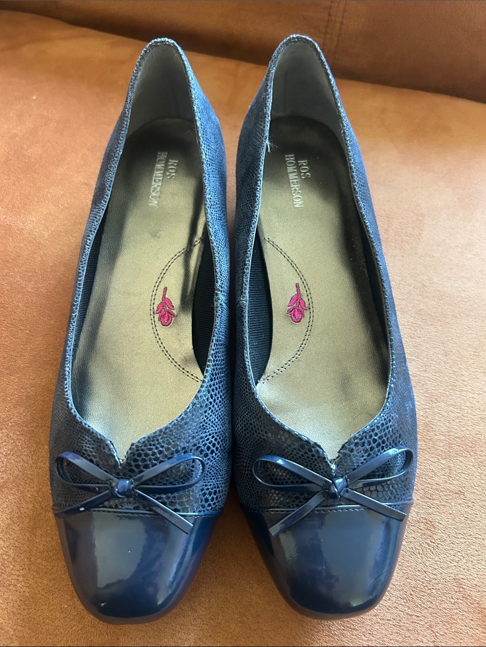 Ros Hommerson Navy Textured Leather Bow Toe Flats 8.5WW